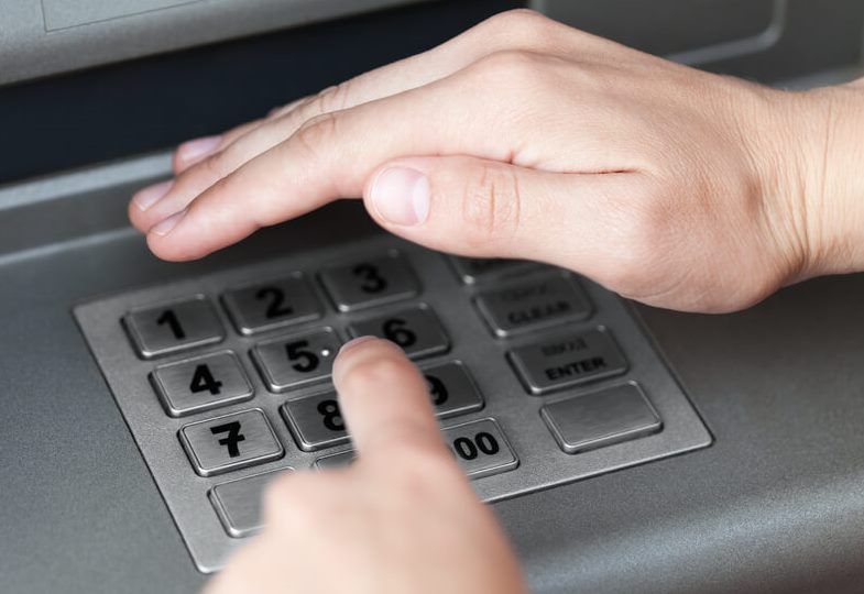 Альфа банк забыл пин код. Фото банковских карточек на клавиатуре. Пальцы вместо клавиатуры в банкомате.